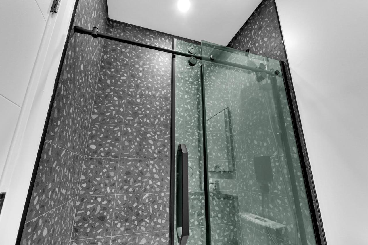 Deluxe Suites Downtown Монреал Екстериор снимка